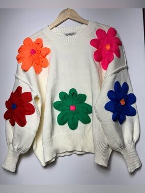 DAVI & DANI Women's Cream Oversized Flower Appliqué Sweater Sz Med